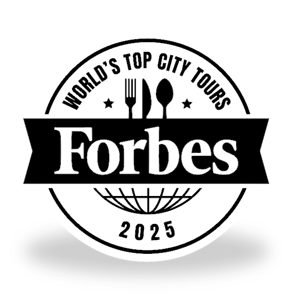 the logo of the 2025 Forbes award for the world's top city tours