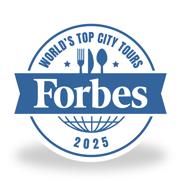 the logo of the 2025 Forbes award for the world's top city tours